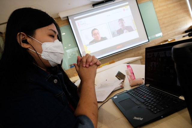 Suasana Press Conference virtual, Key Leader Sales dan Marketing HDI Ellen Suwardi berdiskusi dengan Dr. Budi M. Taftazani, S.Sos., MPSSp, pakar Kesejahteraan Sosial UNPAD (di layar monitor)