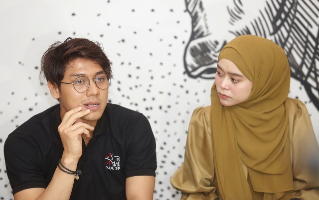 Rizky Billar bersama Lesty Kejora saat ditemui di kawasan Kemang, Jakarta, Selasa, (22/12/2020). Foto: Ronny