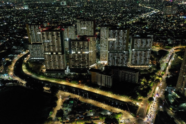 Foto aerial suasana malam hari di Rumah Sakit Darurat (RSD) Penanganan COVID-19 Kompleks Wisma Atlet Kemayoran Jakarta, Selasa (22/12/2020). Foto: Galih Pradipta/ANTARA FOTO
