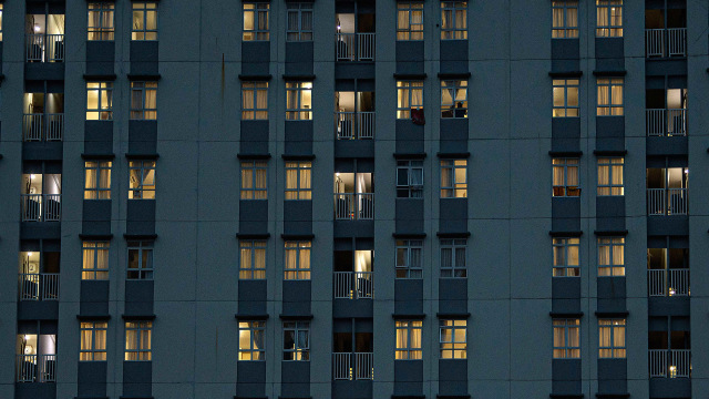 Lampu-lampu ruang perawatan menyala di Rumah Sakit Darurat COVID-19 Wisma Atlet Kemayoran, Jakarta, Senin (23/11/2020). Foto: Aditya Pradana Putra/ANTARA FOTO