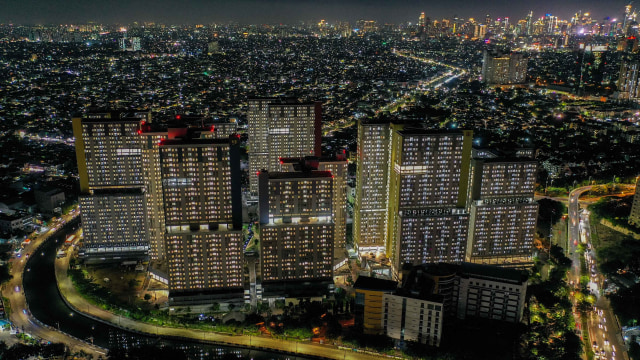 Foto aerial suasana malam hari di Rumah Sakit Darurat (RSD) Penanganan COVID-19 Kompleks Wisma Atlet Kemayoran Jakarta, Selasa (22/12/2020). Foto: Galih Pradipta/ANTARA FOTO