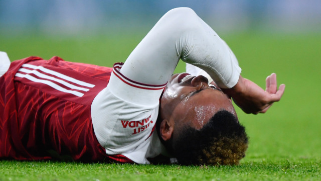 Gabriel Magalhaes dari Arsenal bereaksi setelah mengalami cedera pada pertandingan perempat final melawan Manchester City di Stadion Emirates, London, Inggris, Selasa (22/12). Foto: Toby Melville/REUTERS
