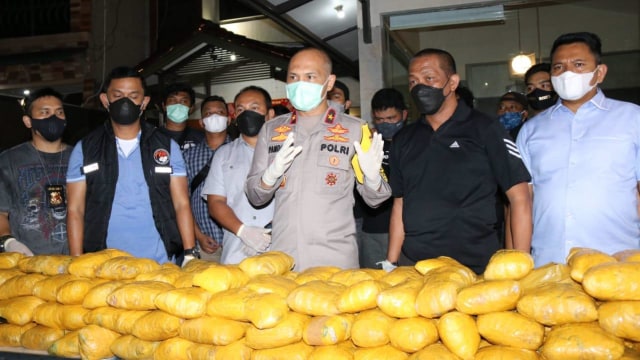 Wakapolda Metro Jaya Brigjen Pol Hendro Pandowo menunjukan barang bukti 201 kg sabu di sebuah hotel daerah Petamburan, Jakarta Pusat. Dok. Istimewa Foto: Dok. Istimewa