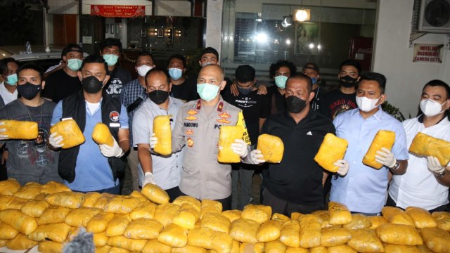 Wakapolda Metro Jaya Brigjen Pol Hendro Pandowo menunjukan barang bukti 201 kg sabu di sebuah hotel daerah Petamburan, Jakarta Pusat. Dok. Istimewa Foto: Dok. Istimewa