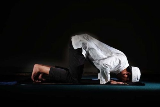 Perbedaan Sholat Hajat dan Tahajud, Foto: Dok. pinterest.com