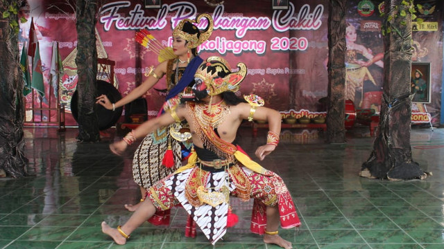 Penampilan peserta Festival Bambangan Cakil 2020 di Pendapa Kridha Manggala Desa Pengkoljagong Kecamatan Jati Kabupaten Blora. (foto: priyo/beritabojonegoro)