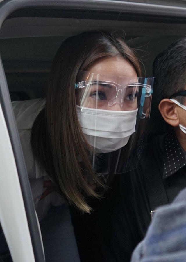 Gisel Anastasia bersama pengacara mendatangi Polda Metro Jaya, Jakarta, Rabu, (23/12). Foto: Ronny