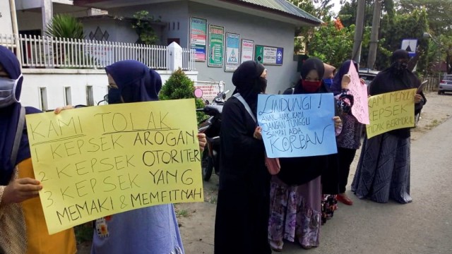 Orangtua siswa saat demo di depan SD, di Medan, tuntut kepala sekolah mundur lantaran diduga homo. Foto: Dok. Istimewa