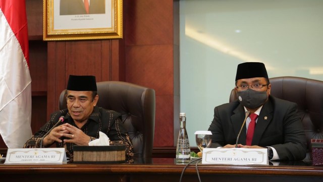 Serah terima jabatan Menteri Agama Fachrul Razi kepada Yaqut Cholil Qoumas di Kementerian Agama RI, Rabu (23/12). Foto: Kemenag RI