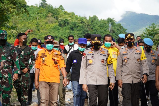 Kapolda Sultra, Irjen Pol Ya Sultra bersama Bupati Kolaka Utara, Nur Umar, bersama rombongan saat meninjau lokasi banjir. Foto: Lukman Budianto/kendarinesia. ﻿