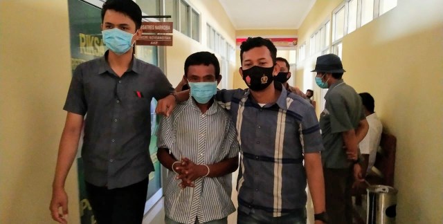 Pelaku SD (tengah) saat diamankan petugas Polres Pali, Sumsel. (foto: istimewa)