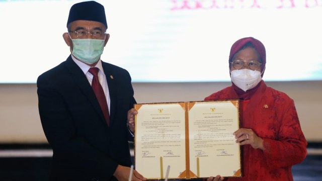 Serah terima jabatan Mensos Ad Interim Muhadjir Effendy kepada Tri Rismaharini di kantor Kementerian Sosial, Jakarta, Rabu (23/12). Foto: Kemensos RI