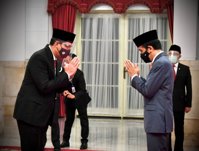 Presiden Joko Widodo memberikan ucapan selamat kepada Menteri Perdagangan Muhammad Lutfi saat upacara pelantikan menteri. Foto: Laily Rachev/BPMI Setpres/Antara Foto
