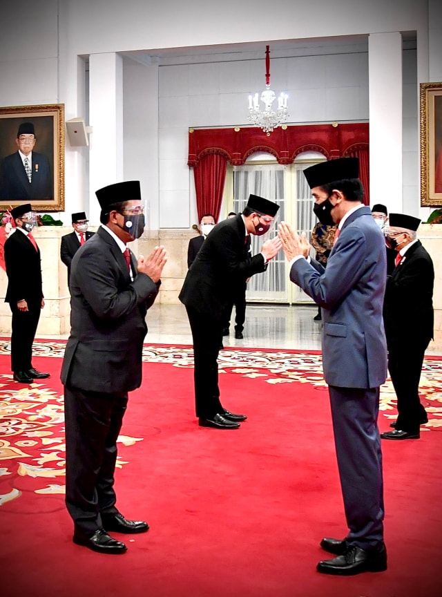 Presiden Joko Widodo memberikan ucapan selamat kepada Menteri Kelautan dan Perikanan Sakti Wahyu Trenggono saat upacara pelantikan menteri di Istana Negara. Foto: Laily Rachev/BPMI Setpres/Antara Foto