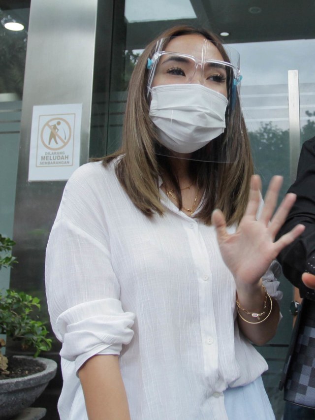 Artis Gisella Anastasia usai diperiksa di Gedung Ditkrimsus Mapolda Metro Jaya. Foto: Reno Esnir/Antara Foto