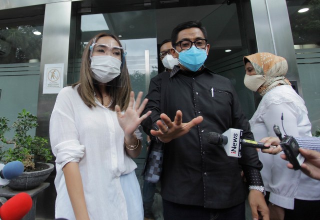 Artis Gisella Anastasia (kiri) didampingi kuasa hukumnya Sandy Arifin dicecar pertanyaan oleh wartawan usai diperiksa di Gedung Ditkrimsus Mapolda Metro Jaya. Foto: Reno Esnir/Antara Foto