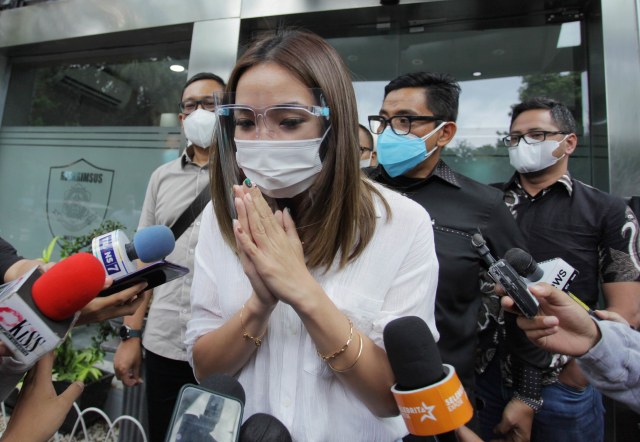 Artis Gisella Anastasia (kiri) didampingi kuasa hukumnya Sandy Arifin dicecar pertanyaan oleh wartawan usai diperiksa di Gedung Ditkrimsus Mapolda Metro Jaya. Foto: Reno Esnir/Antara Foto