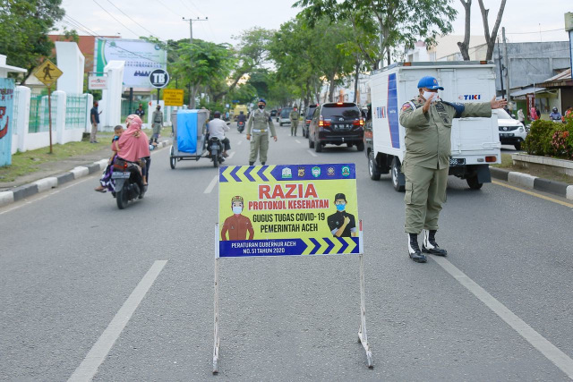 Razia protokol kesehatan di jalanan Aceh, Senin (14/12), guna mengantisipasi penyebaran virus corona di Aceh. Foto: Abdul Hadi/acehkini