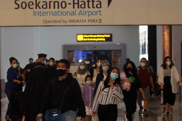 Calon penumpang berjalan untuk lapor diri sebelum naik pesawat di Terminal 3 Bandara Soekarno Hatta, Tangerang, Banten, Rabu (23/12/2020). Foto: Muhammad Iqbal/ANTARA FOTO
