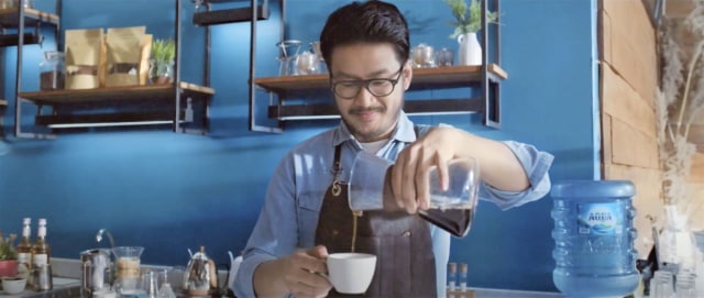 Muhammad Aga menyeduh kopi dengan air mineral Aqua Foto: dok.aqua