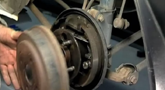 Ilustrasi membongkar komponen rem tromol belakang sepeda motor. Foto: Istimewa