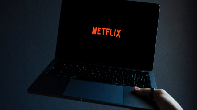 Ilustrasi menonton Netflix. Foto: Giordano Rossoni/Unsplash