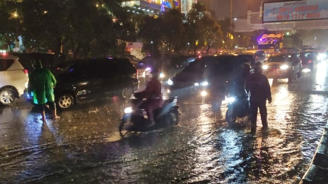 Sejumlah kendaraan melintasi banjir di Bandung, Kamis (24/12).  Foto: Rachmadi Rasyad/kumparan