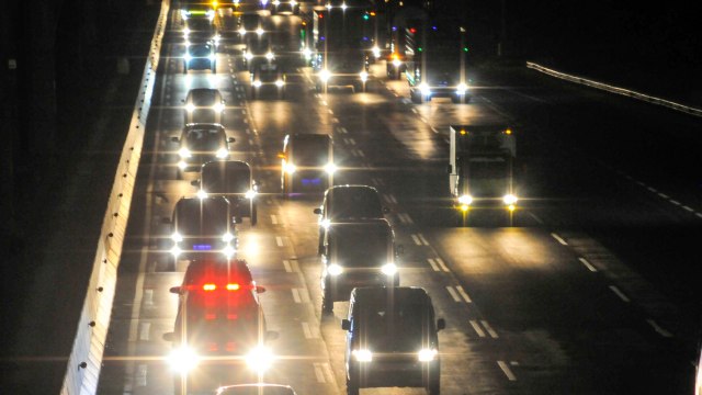 Sejumlah kendaraan melaju di tol Jakarta-Cikampek di Bekasi, Jawa Barat, Kamis (24/12).  Foto: Fakhri Hermansyah/ANTARA FOTO