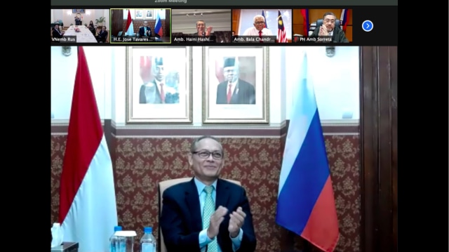 Dubes RI Moskow Jose Tavares disambut hangat para Kepala Perwakilan Negara ASEAN di Moskow dalam Pertemuan Komite ASEAN Moskow (foto: dokpri)