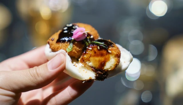Nugget dari Daging Hasil Budidaya Laboratorium di Singapura Foto: Nicholas Yeo/AFP