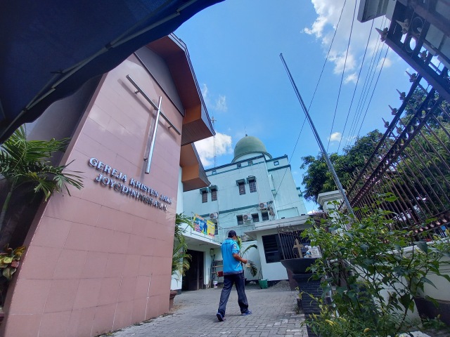 Gereja dan masjid bersebelahan menjadi simbol toleransi di Kota Solo