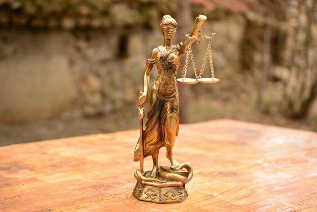 Pengaruh Refleksi Pemikiran Filsafat Hukum Bagi Pengembangan Ilmu Hukum