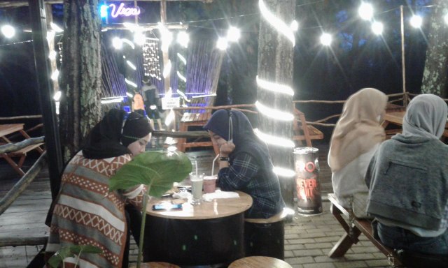 Pengunjung Forest Cafe Clirit View tengah menikmati kopi diiringi musik. 