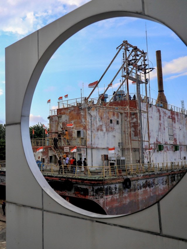 Kapal PLTD Apung, situs tsunami Aceh. Foto: Suparta/acehkini