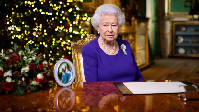 Ratu Elizabeth II menyampaikan pesan Natal kepada warga Inggris di Kastil Windsor, Berkshire, Inggris 24 Desember 2020. Foto: Victoria Jones / Pool via REUTERS