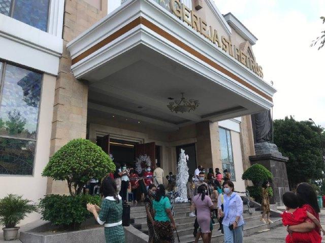 Misa Natal di Gereja Santo Petrus Batam yang tidak seramai tahun lalu karena pandemi Corona. (Foto: Yude/batamnews)