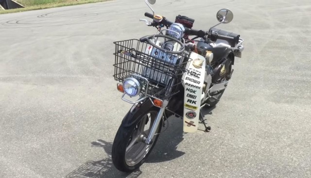 Honda Super Cub bermesin CBR250R 4-silinder. Foto: 199freelancer