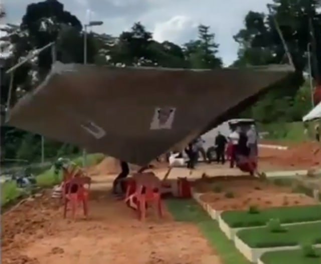 Tenda terbang seperti di film azab. (Foto: @makassar_iinfo/Instagram)
