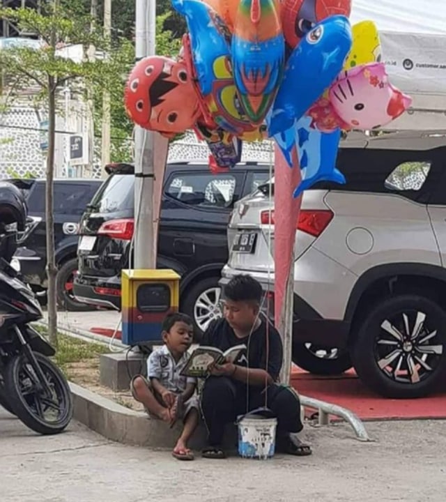 Bocah baca buku Iqra. (Foto: @makassar_iinfo/Instagram)