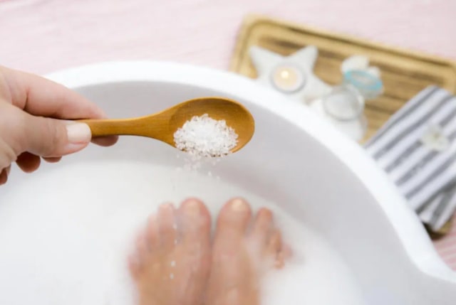 5 Manfaat Garam Epsom untuk Tubuh, Atasi Stres hingga Hilangkan Bau Kaki. Foto: istockphoto