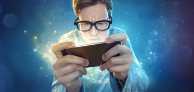 Orang bermain permainan digital, seperti youtuber mendapatkan penghasilan dengan membuat video dan membuat promosi kepada penontonnya.