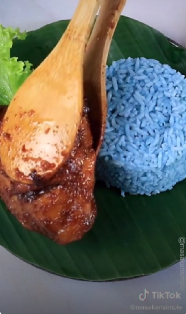 Nasi biru. Foto: TikTok @masakansimple