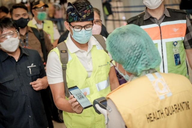 Menparekraf Sandiaga Uno tinjau protokol kesehatan di Bandara I Gusti Ngurah Rai, Bali. Foto: Dok. Kemenparekraf