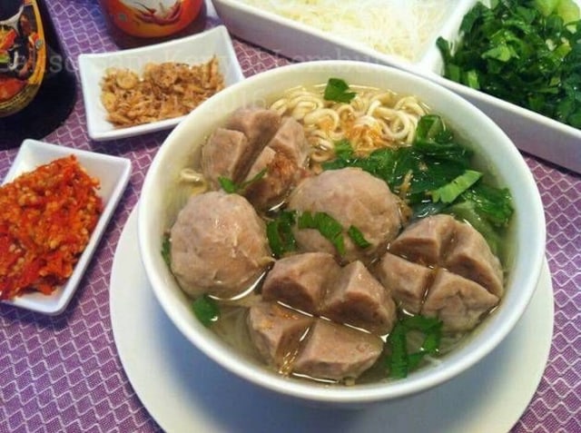 Bakso sapi kenyal dan gurih dengan kuah mie hangat. Sumber: Pinterest