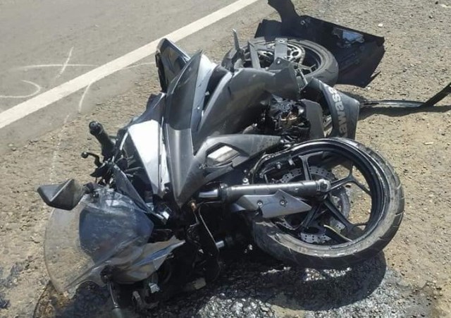 Satu unit motor Kawasaki Ninja rusak parah usai bertabrakan dengan mobil Avanza di Jalan Trans Sulawesi, Mamuju