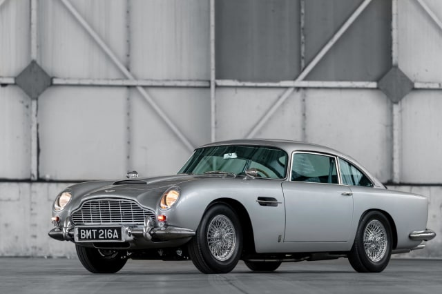 Aston Martin DB5 yang dipakai  James Bond di film Goldfinger diproduksi kembali. Foto: dok. Carbuzz