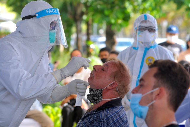 Wisatawan menjalani tes cepat (rapid test) swab antigen COVID-19 secara gratis di kawasan pariwisata Pantai Kuta, Badung, Bali, Sabtu (26/12/2020). Foto: Fikri Yusuf/ANTARA FOTO