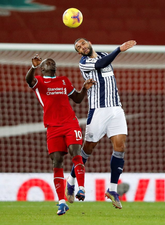 Pemain Liverpool Sadio Mane berebut bola dengan pemain West Bromwich Albion pada pertandingan lanjutan Premier League di Anfield, Liverpool, Inggris. Foto: Clive Brunskill/Pool/REUTERS