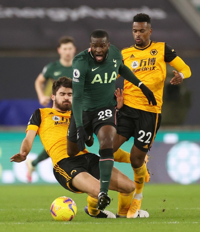 Pemain Tottenham Hotspur Tanguy Ndombele berebut bola dengan pemain Wolves pada pertandingan lanjutan Premier League Stadion Molineux, Wolverhampton, Inggris. Foto: Carl Recine/REUTERS