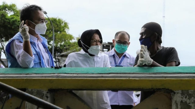 Mensos Tri Rismaharini saat blusukan bertemu pemulung dan gelandangan di aliran Sungai Ciliwung, belakang kantor Kementerian Sosial, Jakarta. Foto: Kemensos RI